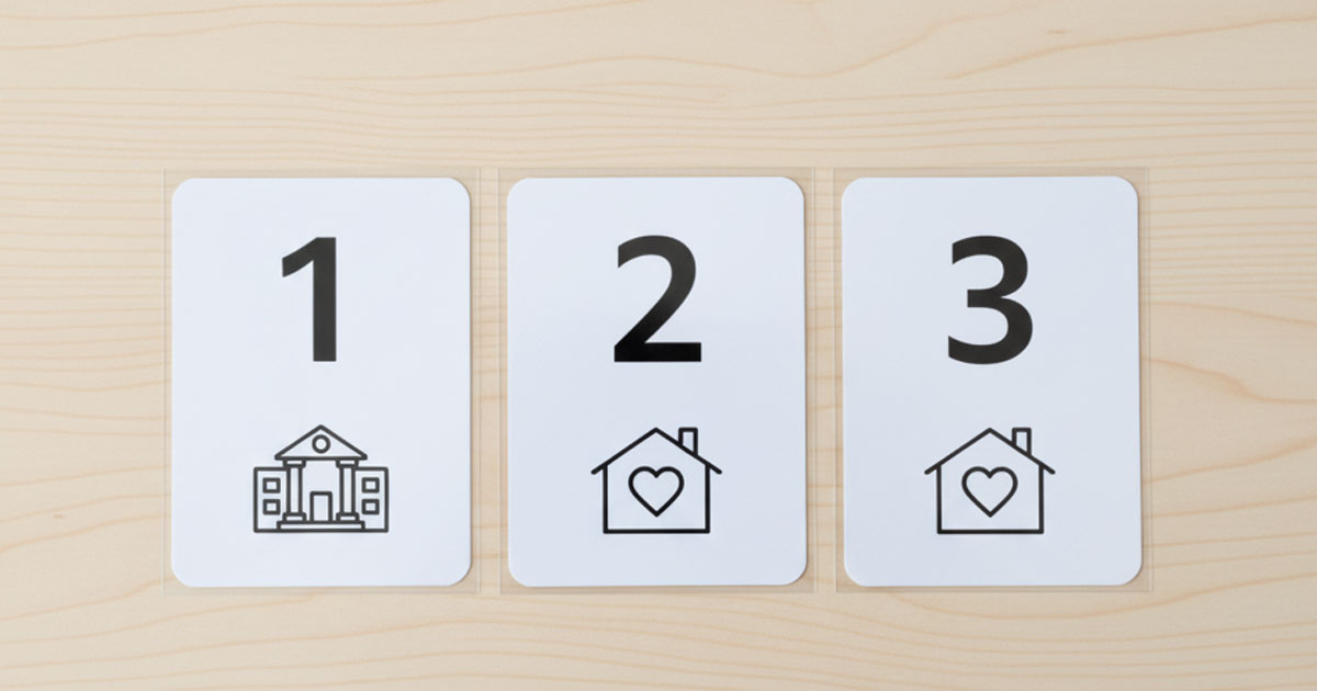 1号、2号、3号認定の違いを、対象年齢、保育の必要性、利用施設、そして保育料の観点から比較した分かりやすい図解インフォグラフィック。